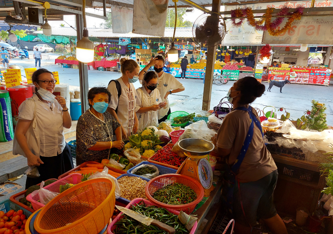 Volontaires de l'ONG catholique Fidesco sur un marché à Pattaya en Thaïlande.