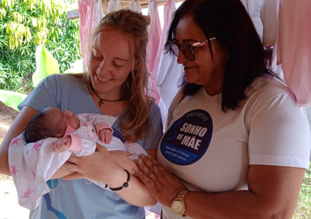 Anne, en mission humanitaire au Brésil, travaille dans un centre social qui accompagne de jeunes mamans dans une maternité responsable.