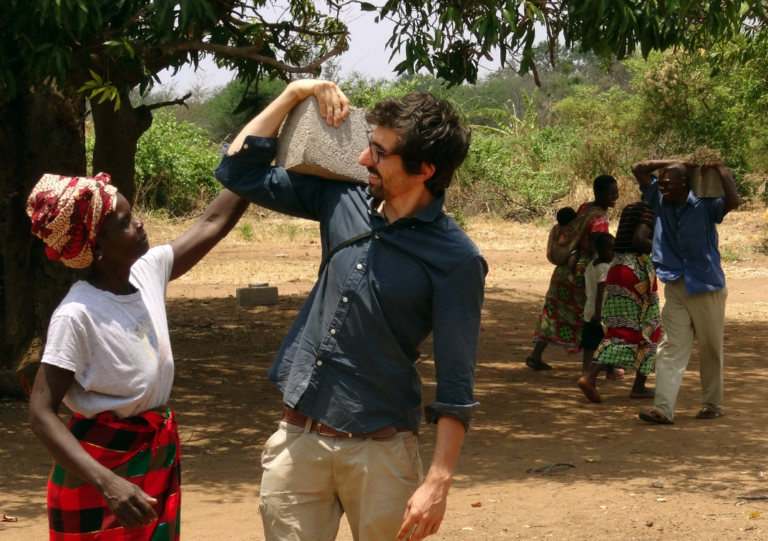 Jean-Baptiste est parti en mission humanitaire dans un village de la brousse zambienne pendant deux ans. Il nous raconte ici son quotidien de volontaire de solidarité internationale, au cœur d'un village, en charge d'un centre technique. Une histoire de rencontres : avec ses élèves, avec les professeurs, mais aussi avec lui-même...