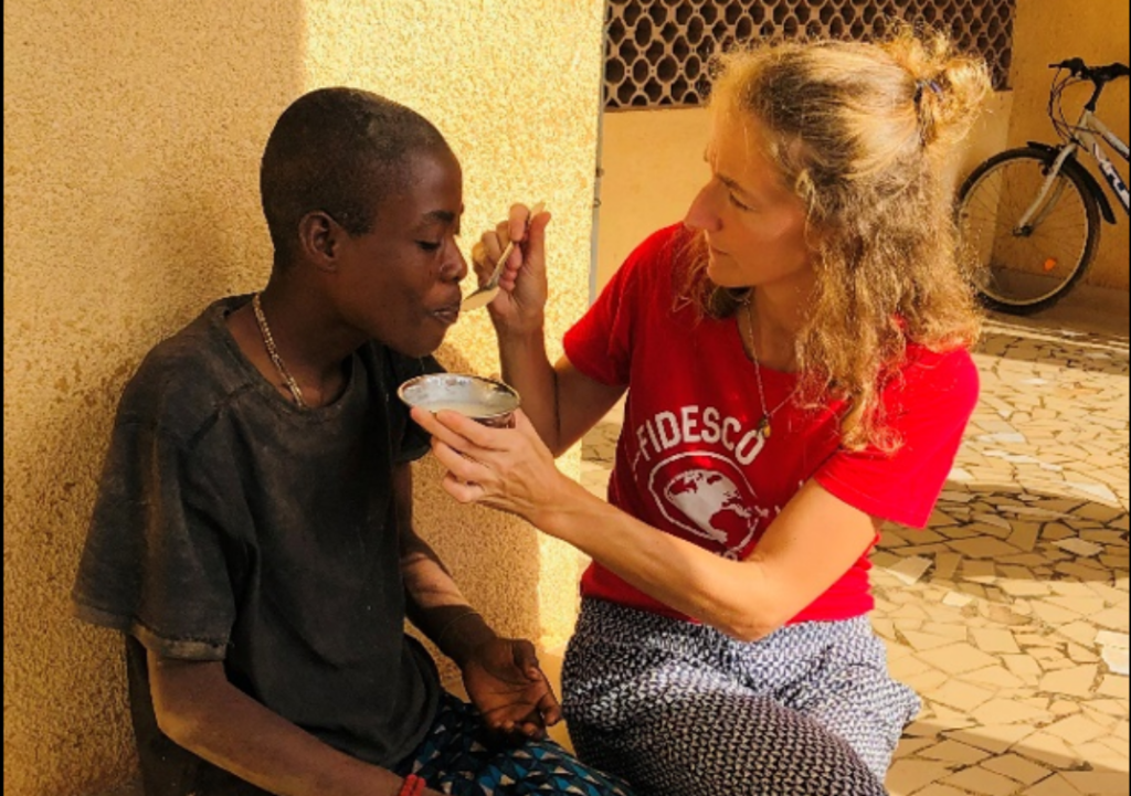 En mission humanitaire au Bénin avec l'ONG catholique Fidesco, Louise est infirmière.