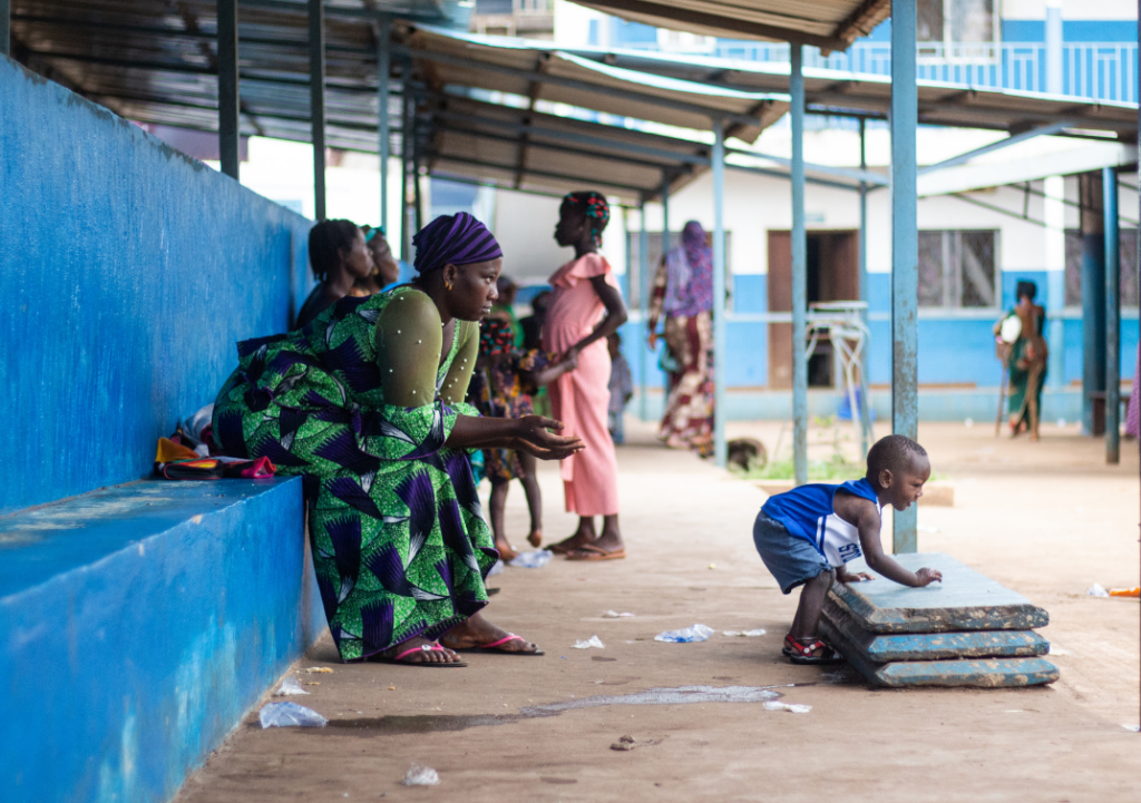 Nos volontaires sont en mission dans un dispensaire, ils sont médecins, sage-femmes, responsable pharmacie, etc pour servir les besoins locaux et travailler avec nos partenaires.