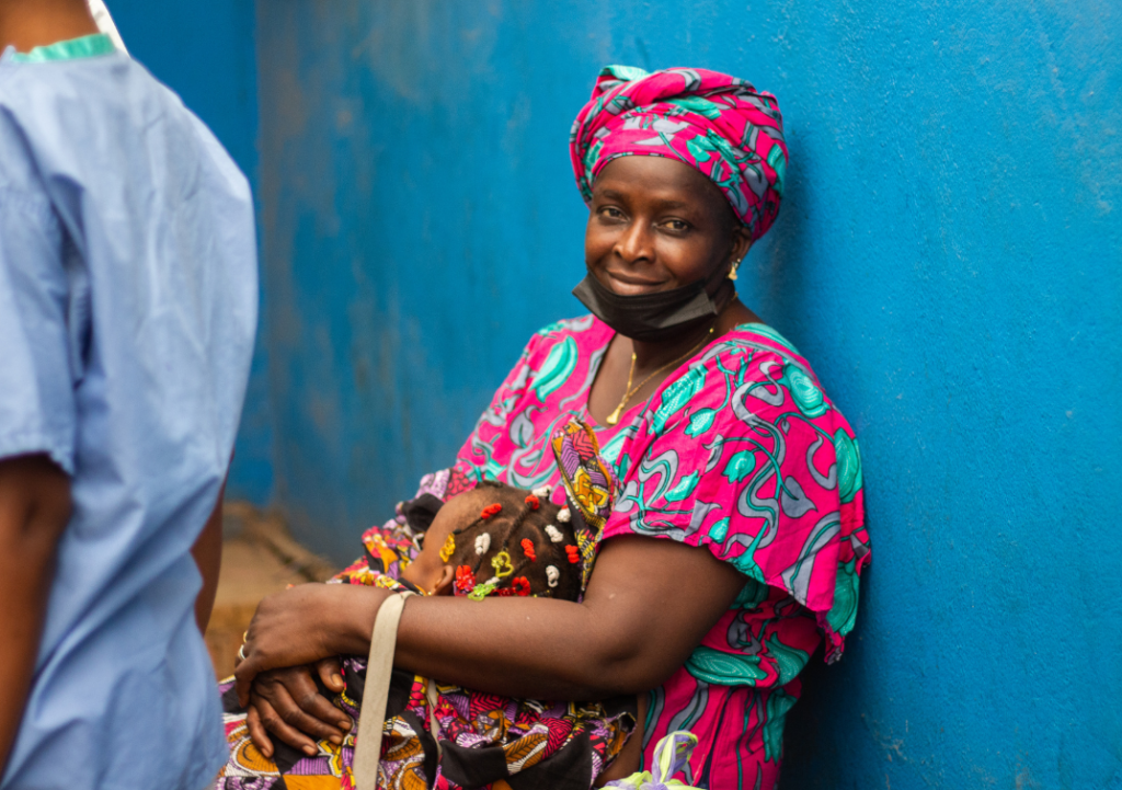 Visage d'une guinéenne qui attend sa consultation au dispensaire Saint Gabriel en Guinée.