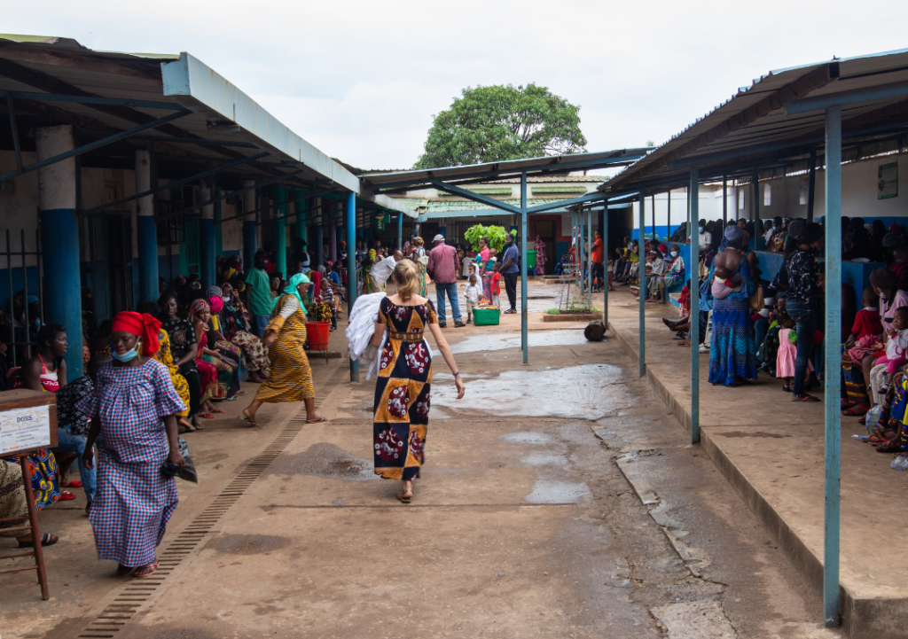 En Guinée, Philippe et Anne sont partis en famille pour servir dans un dispensaire médical.