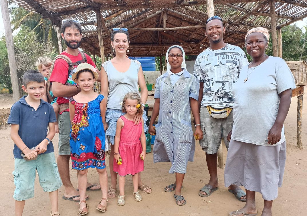 L'espace de 24h, plongez dans le quotidien de Marguerite-Marie et Olivier ! À Madagascar, ils vivent leur mission en famille. Olivier participe à la gestion de la ferme et met sa formation technique agricole au service des employés locaux. Marguerite-Marie s'occupe de la commercialisation du fromage en lien avec le diocèse.