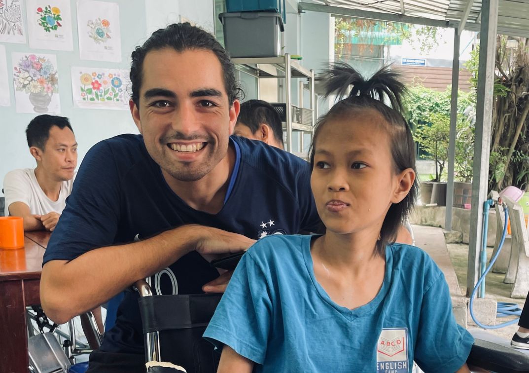 Louis vous embarque pendant 24h dans sa mission à Rayong en Thaïlande ! Son quotidien ? Accompagner, servir, soigner des malades dans un centre social pour personnes atteintes du sida (VIH). Plongez dans une mission qui bat au rythme du dépassement de soi, du sport, de la musique et de tant d'autres choses !