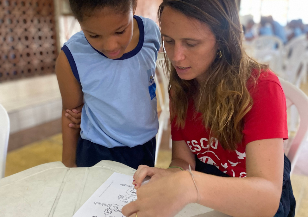 Albane travaille comme animatrice sociale dans un centre pour les enfants et adolescents au Brésil.