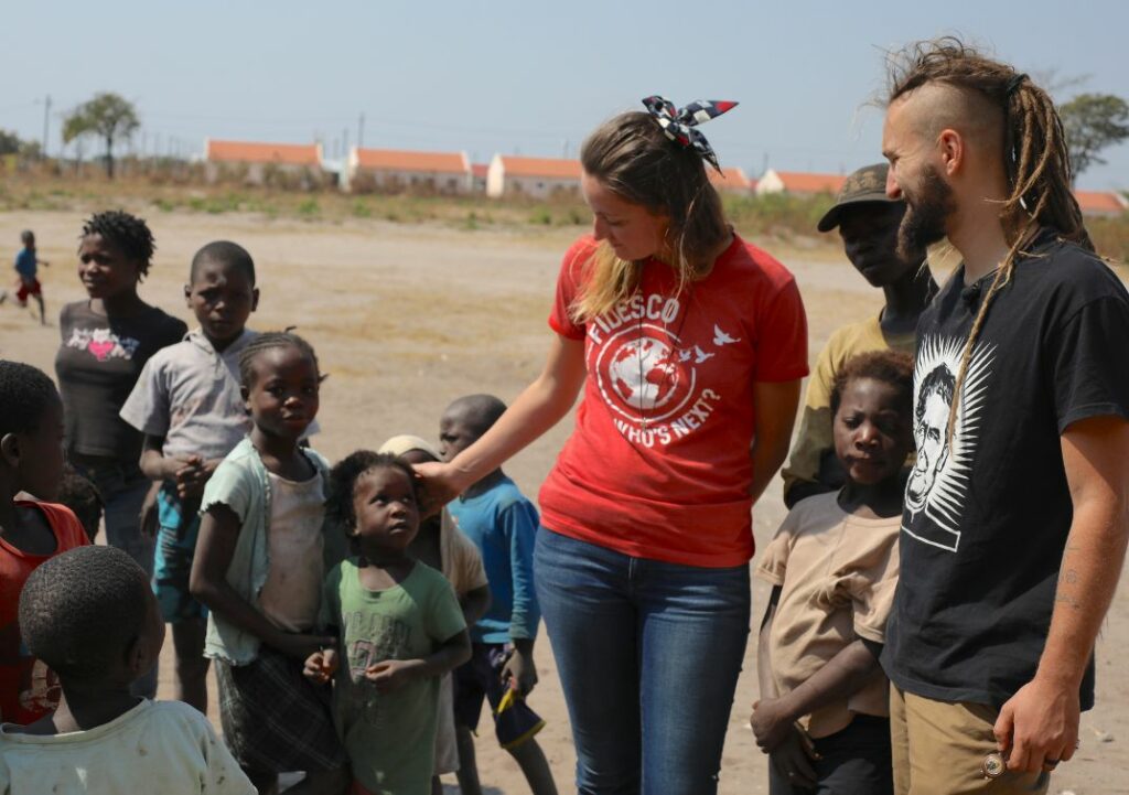 Volontaires en mission en Angola au service de la jeunesse et du développement de projet locaux.