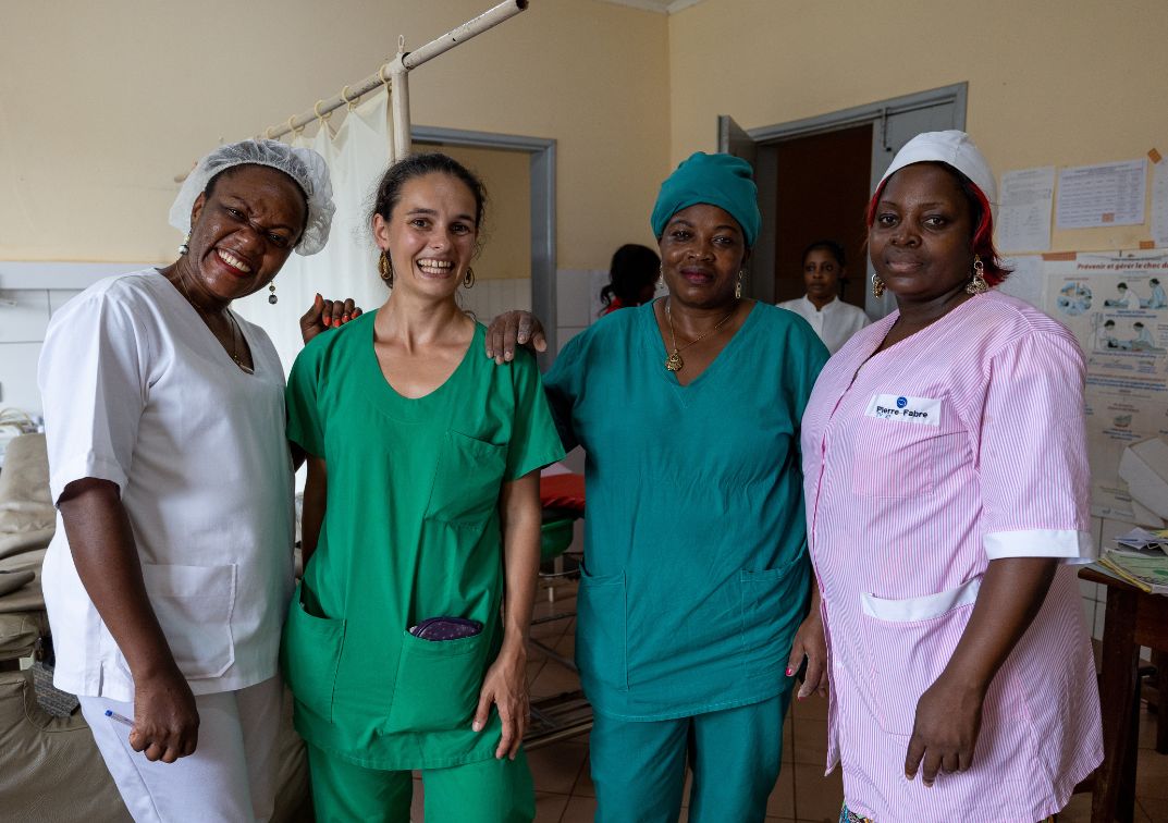Une volontaire Fidesco exerce son métier de sage-femme dans un centre de santé au Cameroun.
