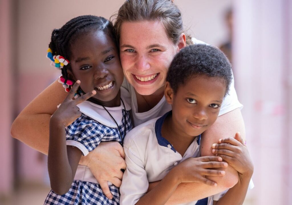 De la découverte du binôme aux enjeux d'une mission au contact d'enfants en situation de handicap, en passant par une histoire de fuite d'eau et une leçon de convivialité : embarquez dans l'aventure missionnaire de Pauline et Inès, volontaire à Abidjan en Côte d'Ivoire. Dépaysement garanti !