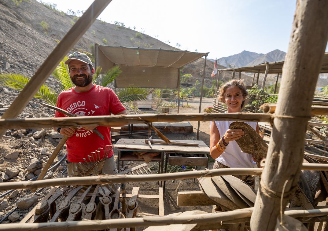 Un couple de volontaires travaillent dans une plantation sur les hauteurs de Lima au Pérou.