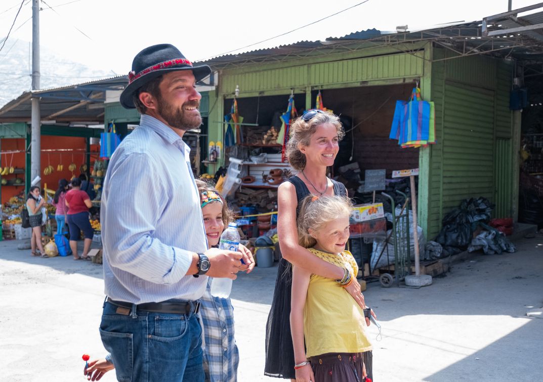 Partir en mission en famille, c’est possible. Tarek et Claire évoquent ce qu’ils ont vécu à Manchay avec leurs deux filles. Loin d’être tous les jours faciles, cette aventure familiale et missionnaire loin de tout ce qu'ils ont connu fait grandir leur couple et leur famille.