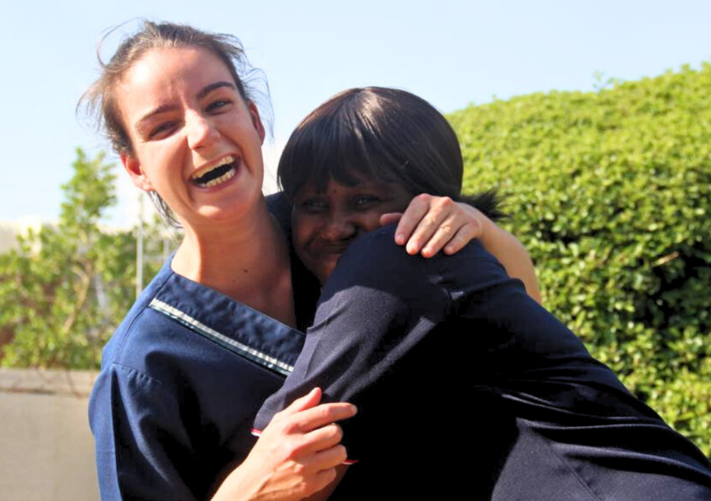 Franchir 12 000 km, par delà la mer et le Sahara, et retrouver une famille et un foyer... C'est ce que Blandine a vécu il y a quelques mois en retournant sur son lieu de mission avec sa binôme. Un sentiment puissant qui fait remonter tant de souvenirs... premiers pas dans la culture sudafricaine, amitiés fortes ou même réflexions sur le sens de sa mission face aux difficultés. Jour après jour, en mission auprès des plus fragiles, Blandine a découvert une nouvelle réalité de son travail... Le droit d'aimer ! Laissez-vous guider dans une mission haute en couleurs, au gré des souvenirs de Blandine !