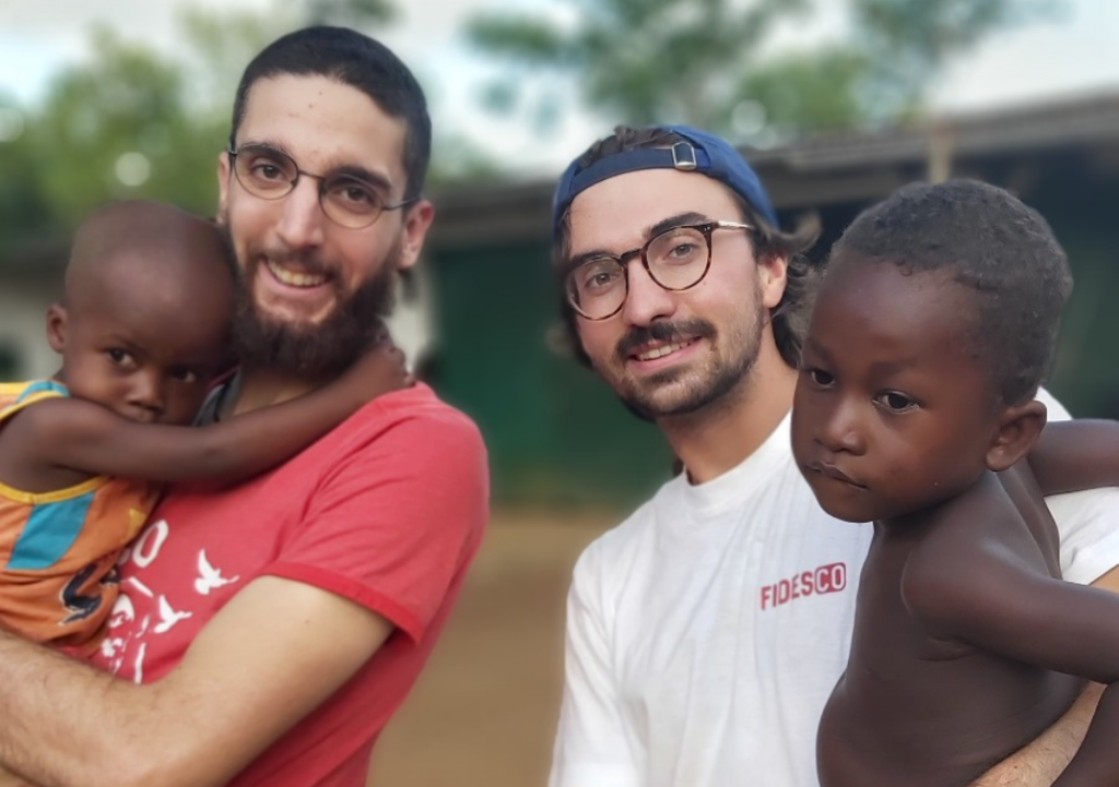 Tanjomoha, quelque part sur la côte est de Madagascar. Deux jeunes volontaires rejoignent leur mission : un foyer d'accueil et de formation pour personnes en situation de handicap. Gwenaël, envoyé comme gestionnaire, y découvre un univers professionnel qui résonne encore dans son métier aujourd'hui. Entre coupures d'électricité et kilos de riz, plongez dans sa mission au service des plus pauvres à Madagascar.