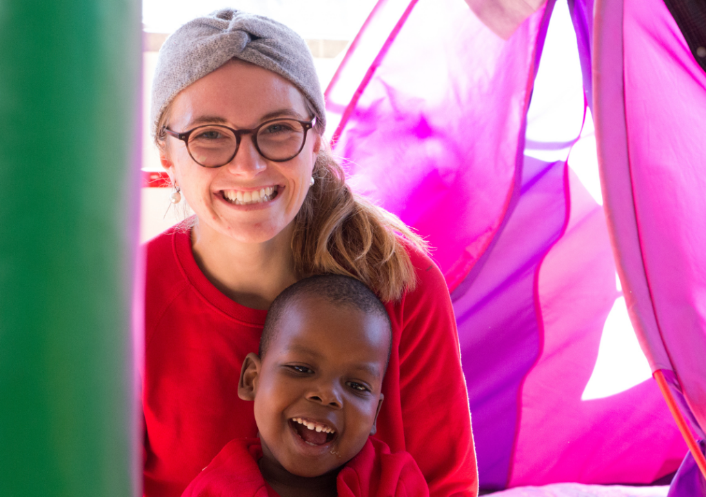 L'Afrique du Sud, ses plages de sable doré, ses safaris, ses randonnées... En mission à Johannesburg, Laure y a surtout découvert un peuple aux richesses du cœur inépuisables. Celle que ses amis sudafricains ont rebaptisée Palissa (Fleur), nous emmène aujourd'hui au cœur de sa mission, à Little Eden, un petit paradis peuplés d'anges pas comme les autres...