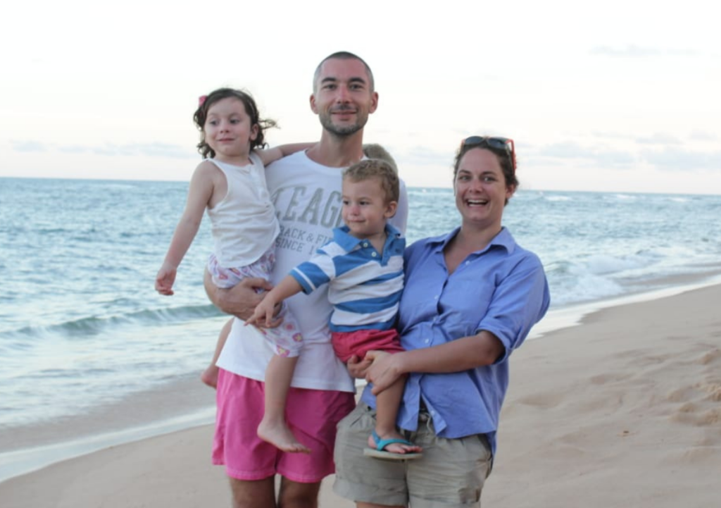 Salvador de Bahia, au Brésil. Ses ruelles étroites, gagnées sur la mer, ses maisons de tôles bâties sur les déchets de la ville... et parmi tout cela, une famille de volontaires. Partis avec leurs deux enfants, Virginie et Guillaume ont fait, dans la favela, l'expérience que la mission dépasse largement sa dimension strictement professionnelle. Au gré des rencontres, ils ont découvert toute la puissance du pardon...