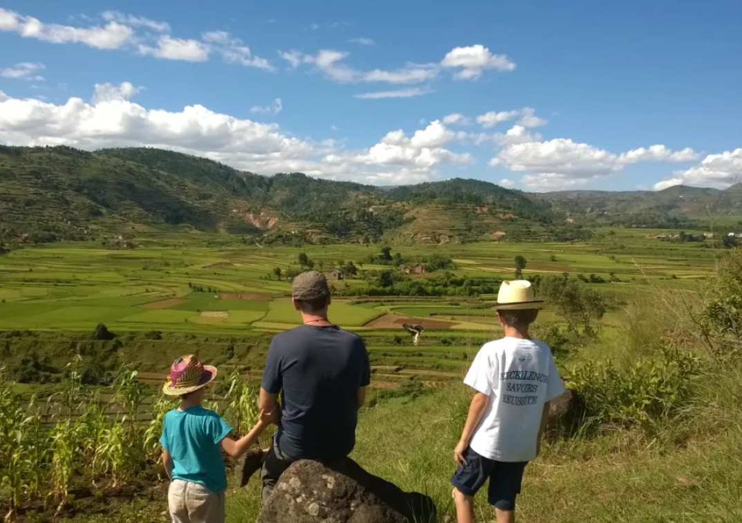 A Madagascar, ils sont partis en mission humanitaire en famille, avec leurs deux garçons.