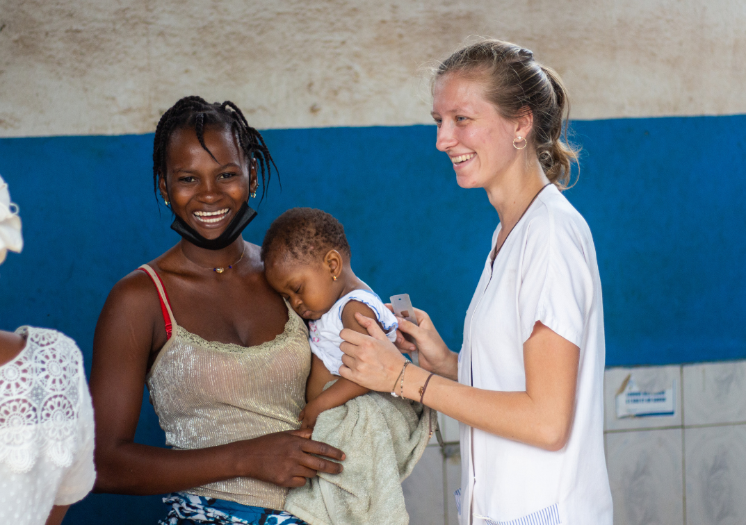 Eléonore est partie en mission humanitaire en Guinée, où elle met ses compétences au service de la santé dans un dispensaire.