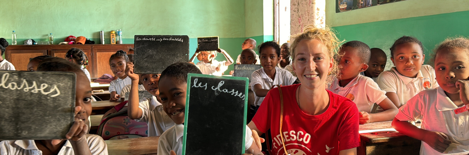 La scolarisation et l'éducation s'inscrivent au cœur de l'action de Fidesco à travers la présence de volontaires qui s'engagent sur le terrain auprès des enfants et des jeunes. Enseignants en mission humanitaire : de la maternelle à l’école supérieure, devenez acteurs de projets éducatifs au service de ceux qui en ont le plus besoin.