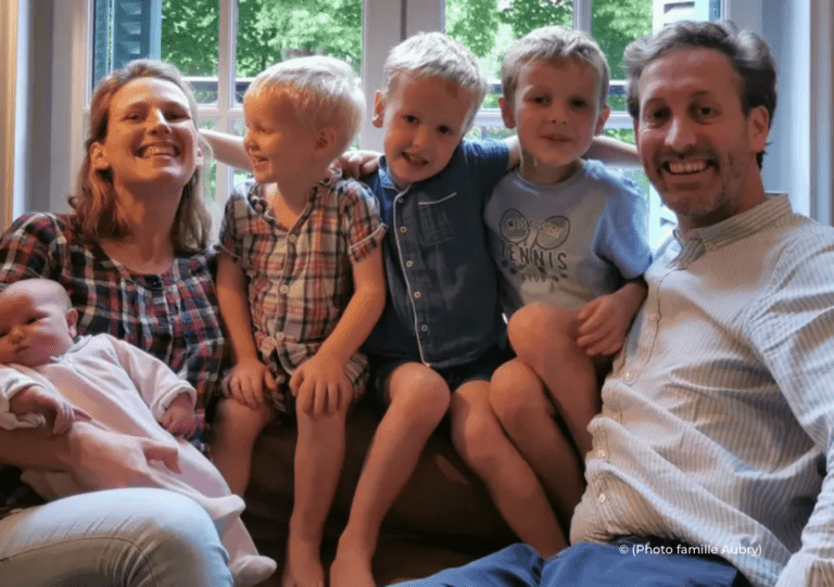 « Un "pas de côté" pour aider les autres ». C'est ce que Sophie, Geoffroy et leurs quatre enfants de 3 mois à 6 ans vont vivre en partant pour deux ans de mission à Obala, au cœur du Cameroun. « On ressent le désir de vivre notre vie en redécouvrant le goût de découvrir ». Témoignage recueilli par Olivier BROSSET, pour le journal La Nouvelle République.