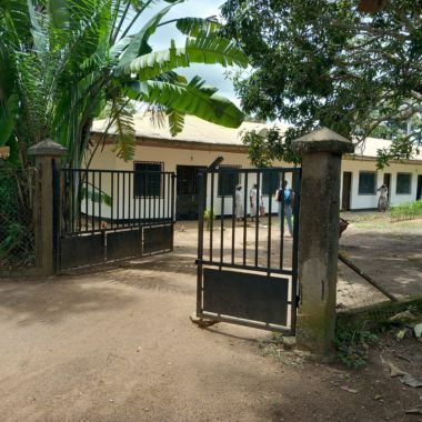 Le Centre d’accueil Sainte Joséphine Bakhita, dans le diocèse de Bafia, au Cameroun apporte une protection aux enfants vivants des situations traumatisantes en famille pour leur permettre un épanouissement grâce à des conditions de vie stables. Il a pour mission de redonner une dignité aux enfants les plus démunis et de mettre en œuvre les moyens favorisant leur intégration dans la société. Ainsi, les sœurs nourrissent, soignent et éduquent humainement et spirituellement les 23 enfants accueillis. Elles souhaitent sécuriser le centre d’accueil par un mur d’enceinte afin que l’environnement soit plus sûr pour les enfants.