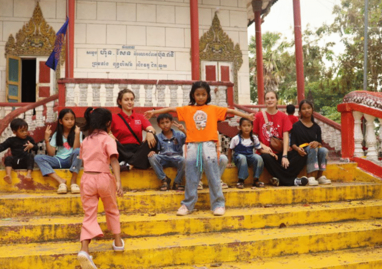 Albane et Bérénice au Cambodge
