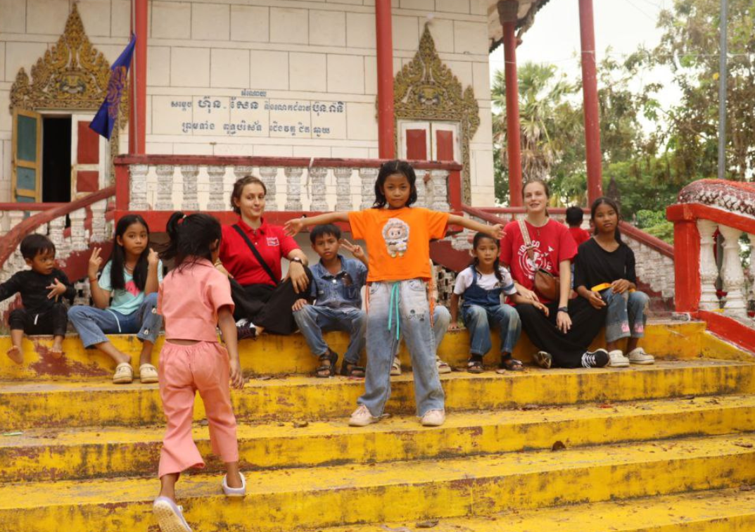 Albane et Bérénice au Cambodge