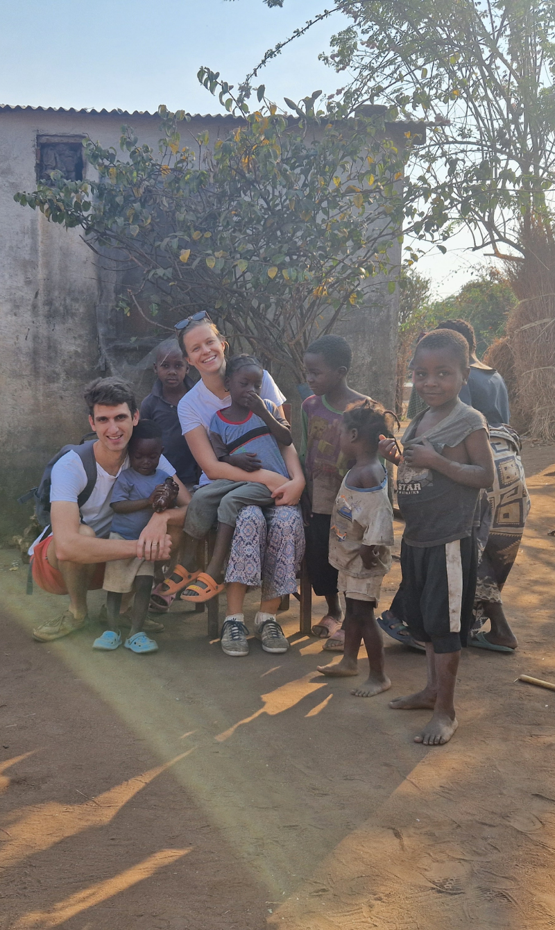 Martin et Inès en mission à Chikowa en Zambie