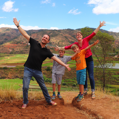 Céline, Bruno et leurs deux enfants en mission à Madagascar