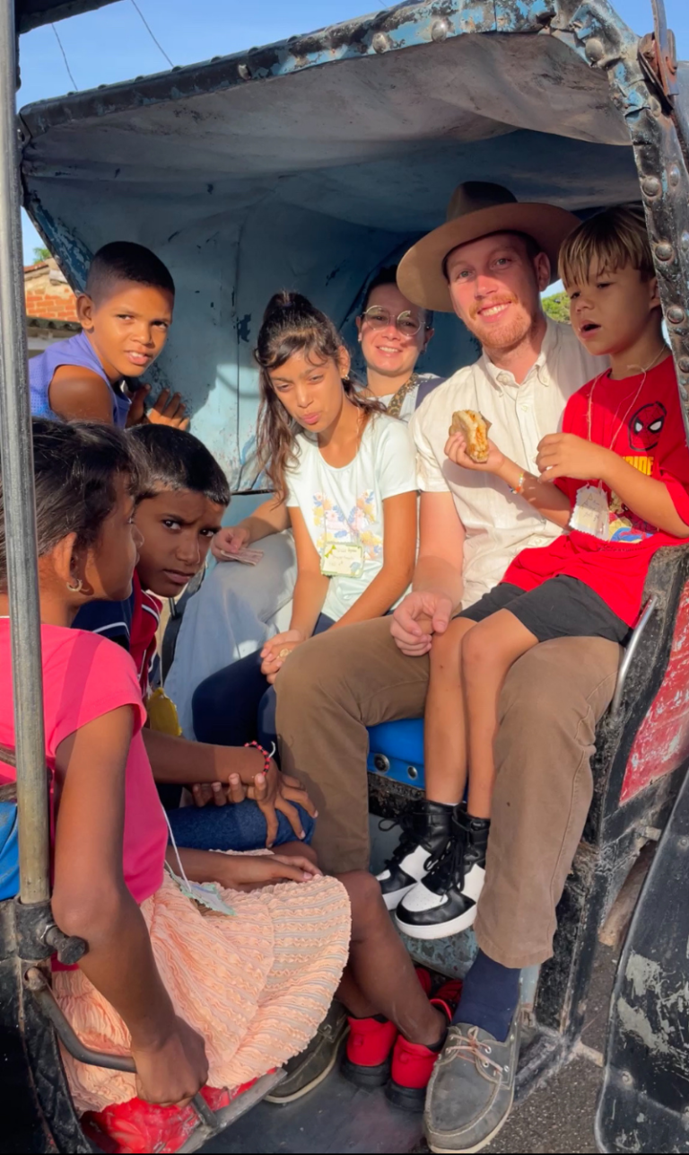 Enguerrand et Alix en mission à Placetas à Cuba.