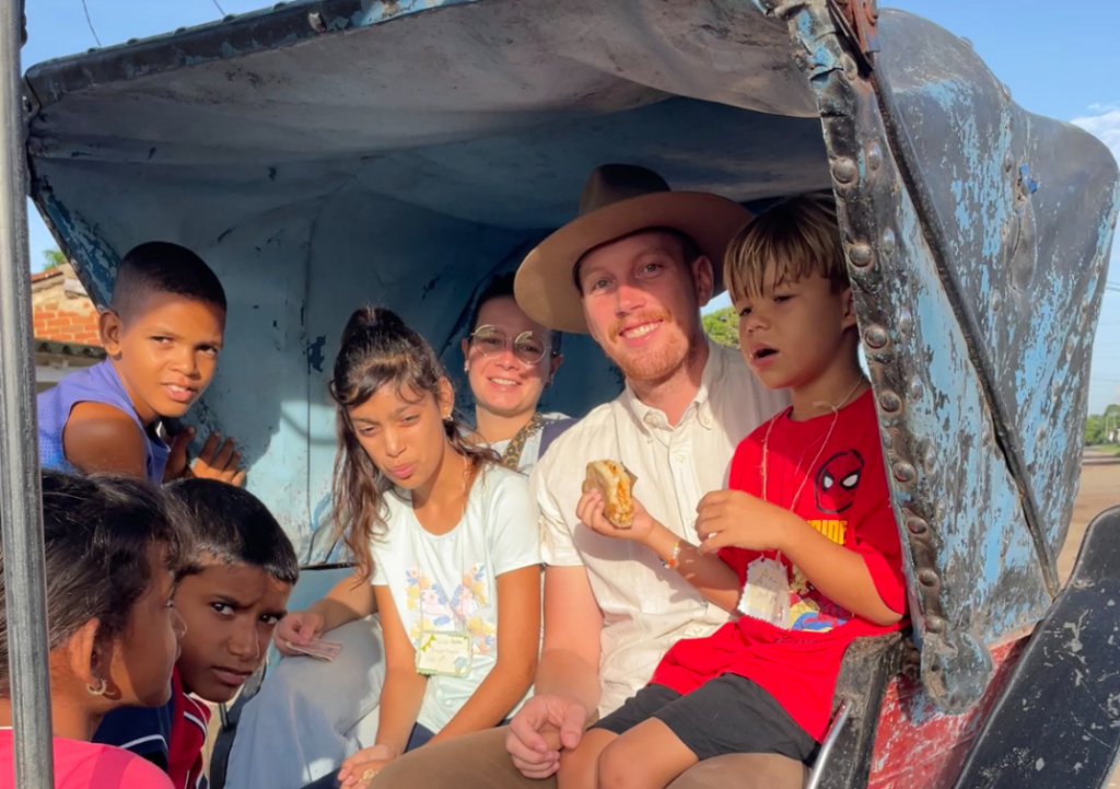 Enguerrand et Alix en mission à Placetas à Cuba.
