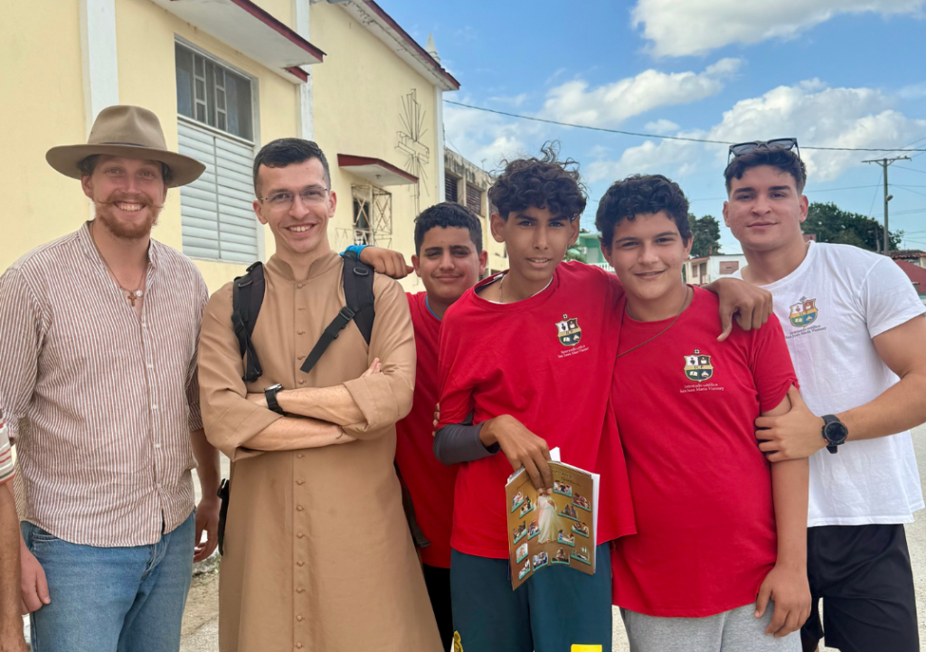 Enguerrand et Alix en mission à Placetas à Cuba.