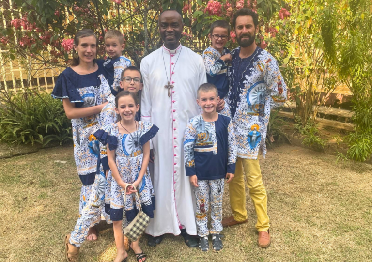Blandine et Marc en mission au Cameroun avec leurs 5 enfants
