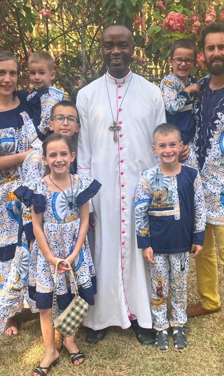 Blandine et Marc en mission au Cameroun avec leurs 5 enfants